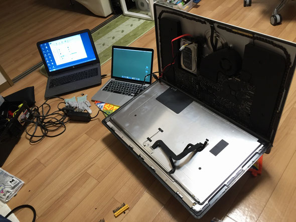 27型モニタは本当に重く大きく、いつもの作業台では作業できず、床で行いました。