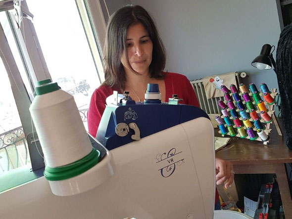 cours de couture couturière derrière sa machine apprendre a coudre