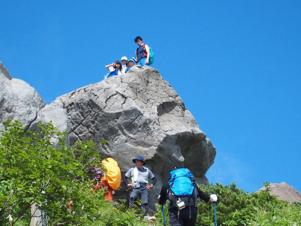 ふうふう言いながら登っていくと、今回登山の一番の晴れ間の中での彼女たち・・・気分最高！！