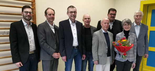 Blumen vom neuen Vorstand für Frances Wharton - V.l.n.r.: Christian Radkovsky, Matthias Losacker, Matthias Knaust, Dieter Langer, Gerhard Pauligk, Hans-Peter Schick, Frances Wharton,  Peter Krauß - Foto: ©Geschichtsverein Weilburg