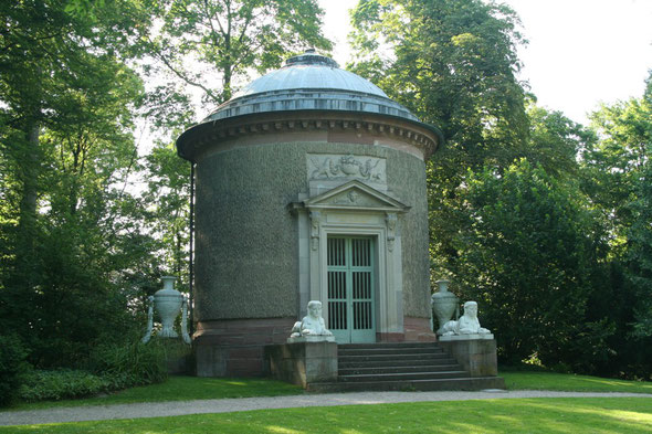 Das Arboretum in Schwetzingen war Sckells Erstlingswerk, hier der Tempel der Botanik, dessen Fassade eine Eichenborke imitiert. (Foto: Helge Volkmar, CC BY-SA 3.0 via Wikimedia Commons)