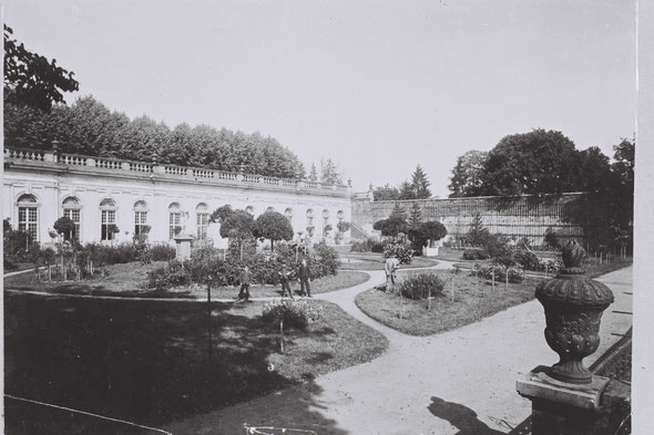 Auch Weilburg kann Landschaftsgarten: Die nicht mehr vorhandenen Raseninseln vor der Unteren Orangerie wirken auf den heutigen Betrachter seltsam fremd und vertraut zugleich. Foto: Schlossmuseum Weilburg