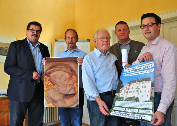 Präsentieren das Programm des Geschichtsvereins rund um „Graf Philipp und seine Zeit“: Bürgermeister Hans-Peter Schick, Matthias Losacker, Werner Richter, Schlossverwalter Frank Schröder und Christian Radkovsky. (Foto: Ulrike Sauer/Weilburger Tageblatt)