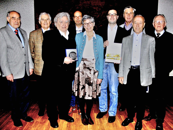 Volker Vömel –  auf eigenen Wunsch aus dem Vorstand geschieden – und Ehrenvorsitzender Gisbert Backhaus gratulierten Manfred Horz, Matthias Losacker, Frances Wharton, Christian Radkovsky, Peter Kraus, Gerhard Pauligk und Werner Richter (v.l.; Foto:Horz) 