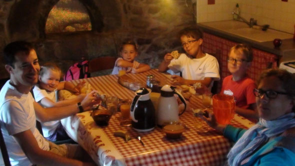 En famille sur le chemin.