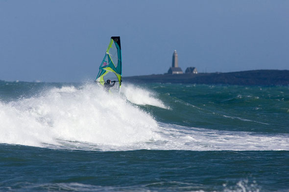 Dalle de bretteville ouest sud-ouest 30 noeuds houle ouest 4m. Photo Pascal Bulot.