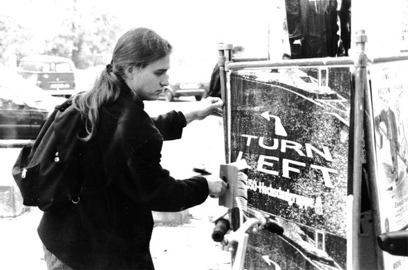 Wahlkampf StudentInnenparlament 1990 Universität zu Köln. Tomás M. Santillán mit langen Haaren. (Foto von Stephan Hoppe)