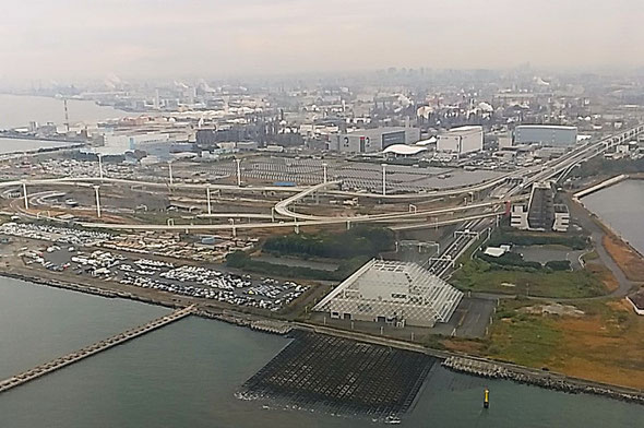 雲の間を抜けてきた飛行機の窓から羽田空港が見えてきました。　　　　　　　・冬の旅羽田空港見えて来し(和良)