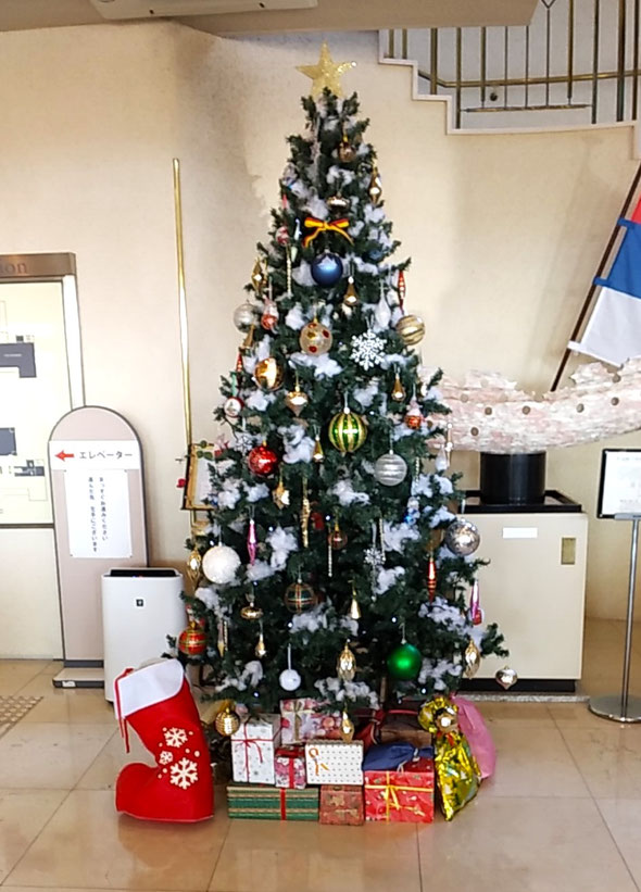 ドイツ館のクリスマスマーケットに入ると聖樹が迎えてくれました。　　　　　・会場に入れば聖樹の輝きて(和良)