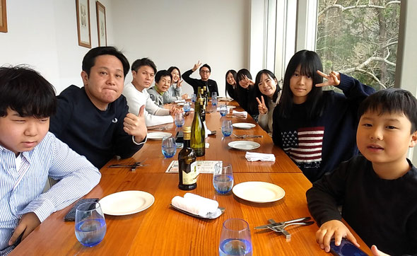 鳴門市のホテルに十二人の家族が揃って新年会をしました。　　　　　　　　　　・十二人家族揃ひて新年会(和良)