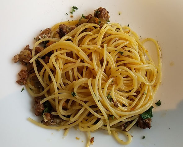 ホテルで開いた十二人家族の新年会のパスタは美味しかった。　　　　　　・新年会好きなパスタも平らげて(和良)