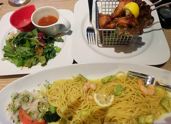 羽田空港ではレストランの窓側の飛行機の見える席で食事しました。　　　　・ゆつくりと夕食もして冬の旅(和良)