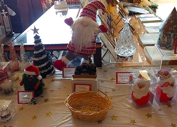 クリスマスマーケットではいろいろなサンタが迎えくれました。　　　　・いろいろなサンタの並び迎へくれ(和良)