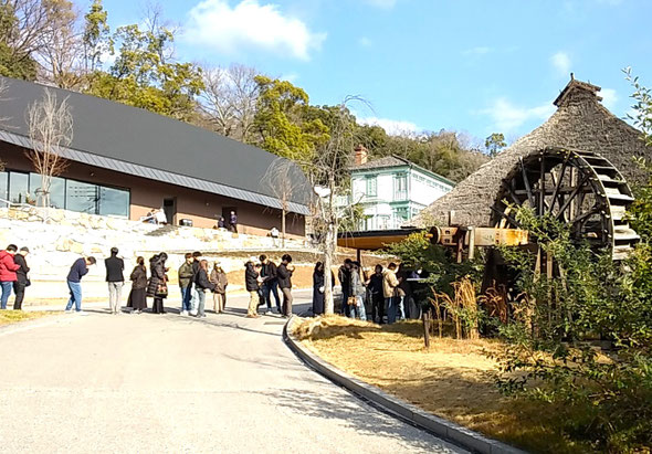 わら家にはまだ列ができていましたが冬晴れの空は明るかったです。　　　　・冬晴れの屋島の空の明るさよ(和良)