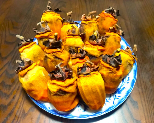 我が家では毎年吊し柿を作っていますが子や孫が喜んでいます。　　　　　　　・子も孫も喜びくれし吊し柿(和良)