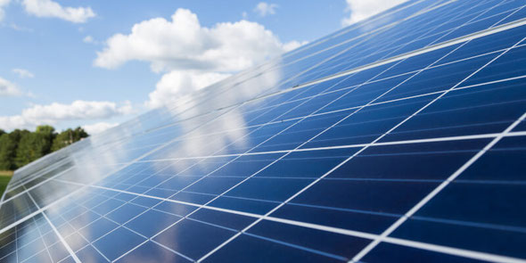 Photovoltaikanlage vor blauem Himmel mit Wolken