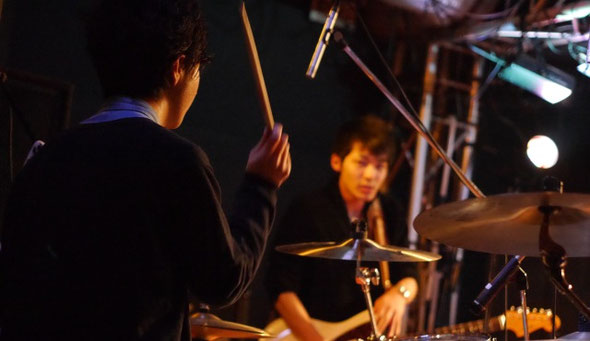 千葉県のライブハウス「STARNITE」で演奏するFOOLRIMのTAKAとNON