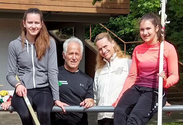 Mona Henle und Magdalena Niederhofer, die neuen Stabhochspungmeisterinnen der WJU18 und WJU16, flankieren zwei Ikonen der bayerischen Stabhochspungszene im Seniorenbereich, Jürgen Hinterstößer und die vielfache Weldrekordlerin Iris Hill.