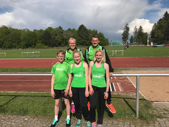 Juliane Joas, Antonia Tischmacher und Maja Rittel mit ihren Betreuern Leonie Sapper und Felix Luckner