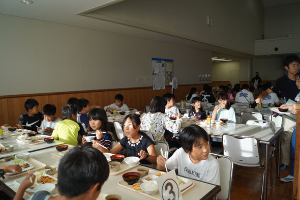 野外活動③（食堂でのバイキング）
