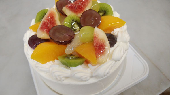 お誕生日ケーキ。フルーツ盛り合わせ