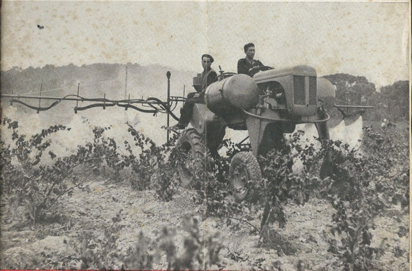 Pulvérisateur atomiseur Pintagram n°4 porté sur châssis enjambeur Magnard en action à Montpellier . Photo de couverture de la revue "Motorisation agricole" d'octobre 1952.