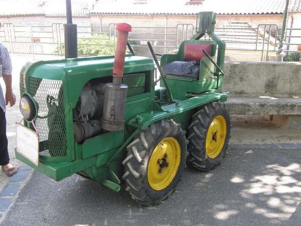 Tracteur Rouquier exposé à Néffiès en 2009 par l'association LOU R.E.C.