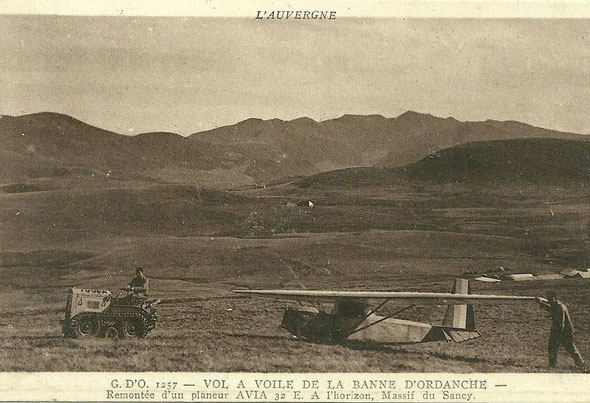 Carte postale d'un tracteur Fouga remontant un planeur( la même vue mais pas la même teinte )
