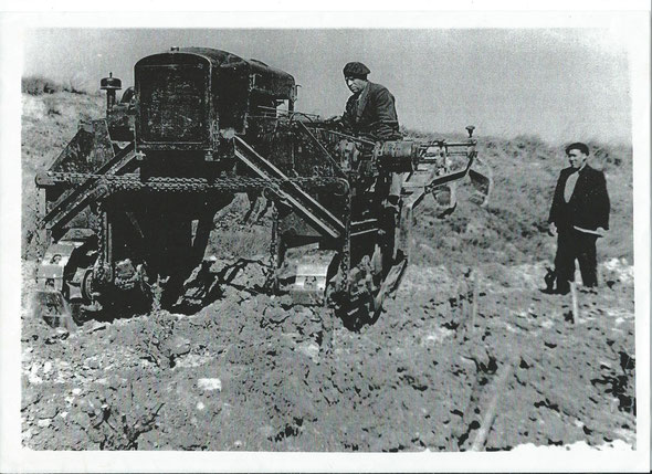 Le même tracteur à l'époque avec les ouvriers quand il était utilisé ..