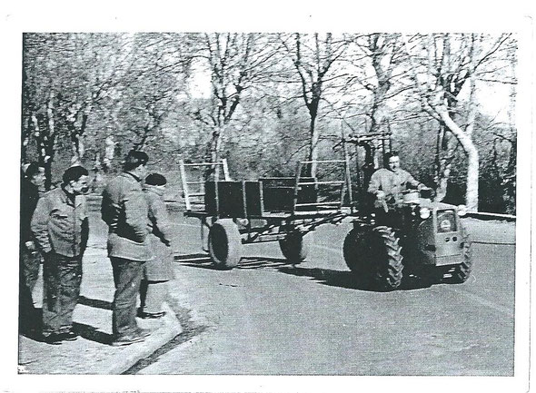 Tracteur Le Vini avec les roues à Agde .