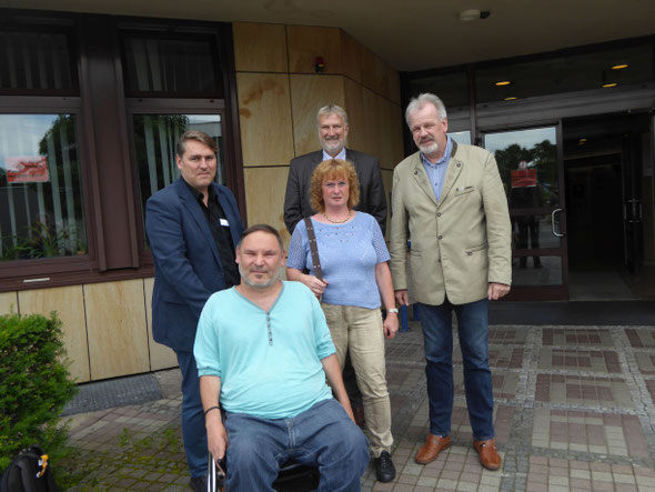 MdB Harald Weinberg (Rechts im Bild) zu Gast beim Personalrat und bei der Geschäftsführung der Haßbergklinik. Mit im Bild Kreisrätin Sabine Schmidt vom Linken Bündnis Haßberge.