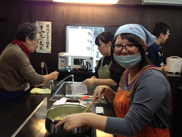 「あざら会」で、あざら料理を作るYouthのメンバー　村上はなさん