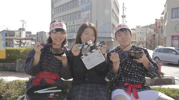 「ラブ❤セン　～ツール・ド・東北 高校生 ver.～」の出演高校生　岩手県久慈市　石橋由里奈さん、日當圭祐くんと（中央が三品さん）