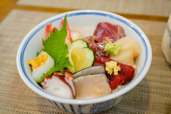 石巻の魚介をふんだんにつかった海鮮丼