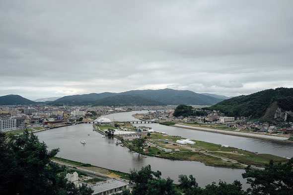 日和山山頂から石巻の中心市街地を臨む