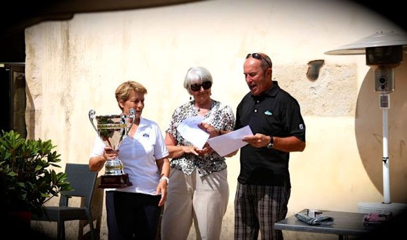 La capitaine du Roncemay Odile Boucly (re)tient la coupe