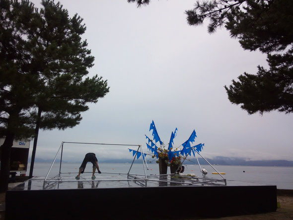 雨の中、ステージの準備