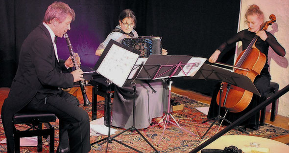 La Jalousie – Sven Bachmann (Klarinette), Sabine Bachmann-Frey (Akkordeon), Marina Brodbeck (Cello) im Kornhauskeller Frick 2019, IA