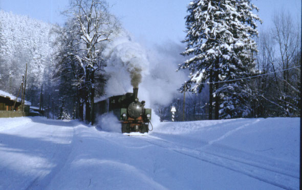 Alexisbad im Harz; Ausfahrt des Zuges in Richtung Straßberg / Stiege; Zuglok 99 5901 (NWE 11); Temperatur - 9°C