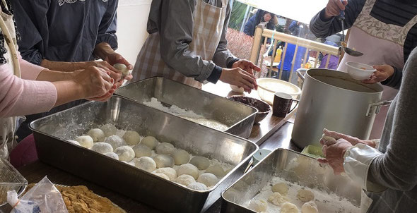 恒例のお餅つきには、ボランティアさんがたくさん来てくれて、お餅がいっぱい！