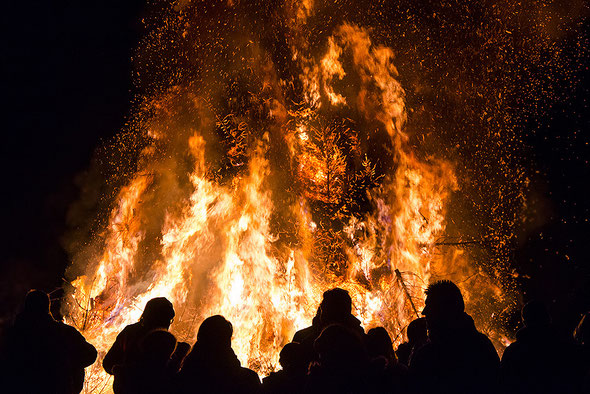 Hutzelfeuer Fulda-Kohlhaus: Ein fast 6 m hoher Flammenberg