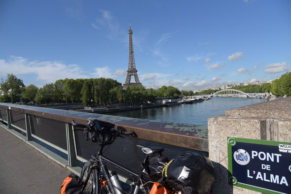 Paris - der Eiffelturm - bei schönsten Frühlingswetter