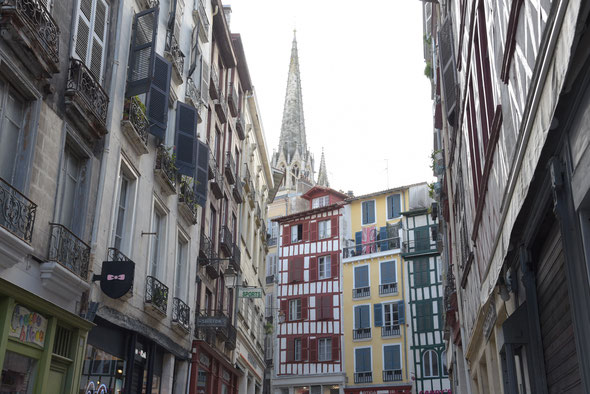 Bayonne - der baskische Einfluss - im Hintergrund die Kathedrale