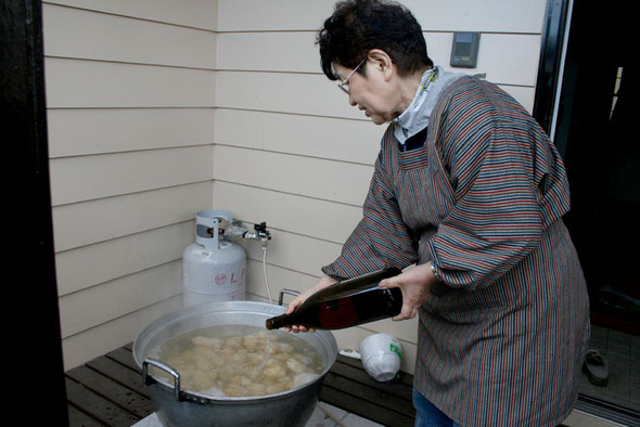 調味にお酒をたっぷり入れる斎藤静子夫人