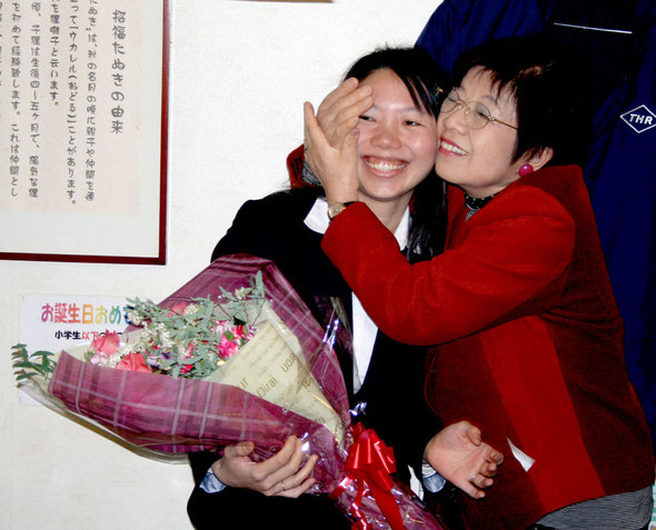 黒沢恵子カウンセラー夫人からの花束が贈られました