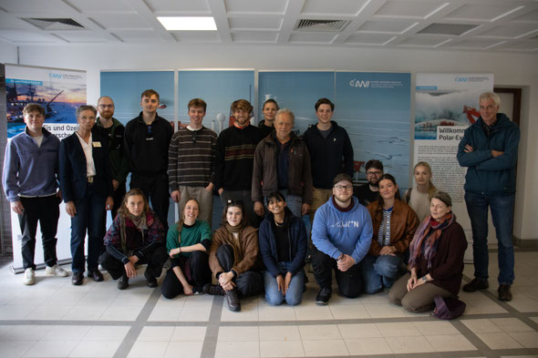Gruppenfoto, dass 19 Menschen zeigt.