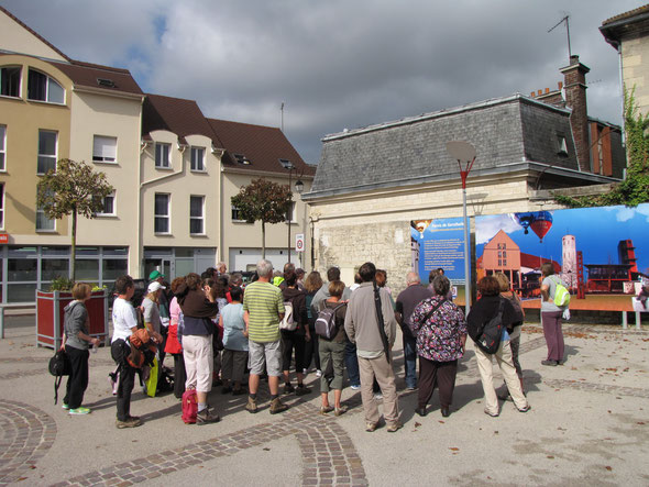 plus de  50 participants  sont  venus  à la  journée du  Patrimoine  2014 . Enseignes et  inscriptions d'autrefois  . Place Gersthofen .