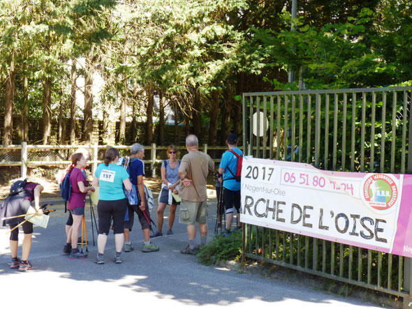 Arrivée  à SENLIS  -  fin du semi-marathon  et  étape pour le  Marathon  .