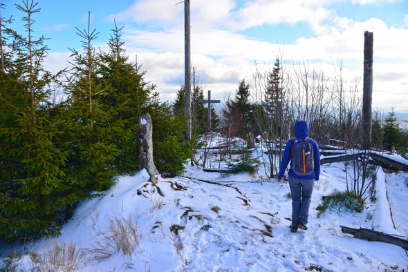 Der erste Schnee des Winters am Gipfel des Siebensteinkopfs.