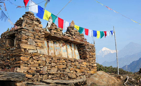 Der erste Blick auf den Makalu während des Anmarsches über den Shipton La (4200 m).